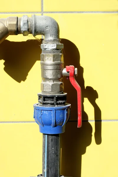 Válvula de água no fundo amarelo — Fotografia de Stock