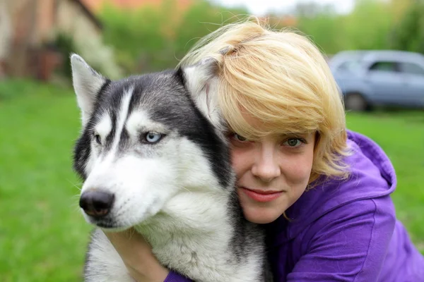 Menina e seu amigo, husky siberiano — Fotografia de Stock