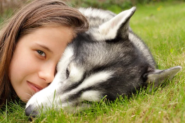 Ung flicka och hennes vän, siberian husky — Stockfoto