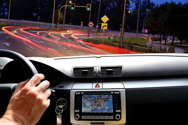 Ночная езда в уличном движении с картой GPS — стоковое фото