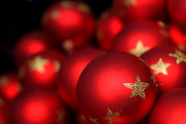 Розмиті освітлені червоні різдвяні скляні кульки в темному просторі — стокове фото
