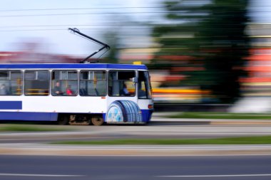 Mavi tramvay binici hızlı üzerinde raylar, wroclaw, Polonya