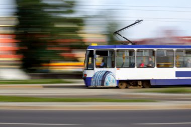 Mavi tramvay binici hızlı üzerinde raylar, wroclaw, Polonya