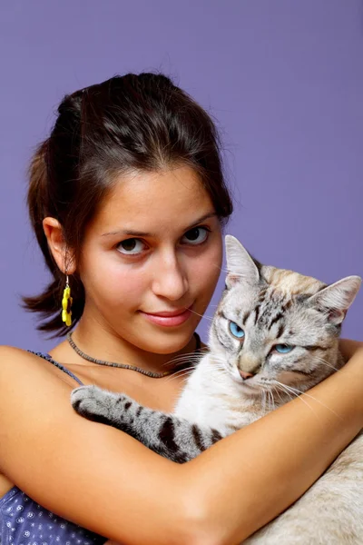 Chica y su amado compañero, gato con ojos azules —  Fotos de Stock