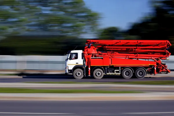 Camion da costruzione con macchine pompa di calcestruzzo sulla strada — Foto Stock