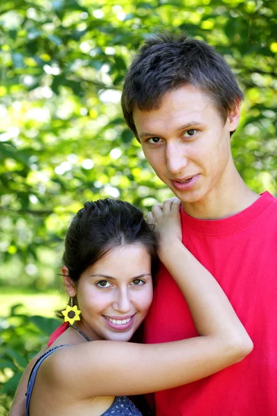 여자와 소년 햇볕이 잘 드는 정원에서 산책 하는 사랑에 — 스톡 사진