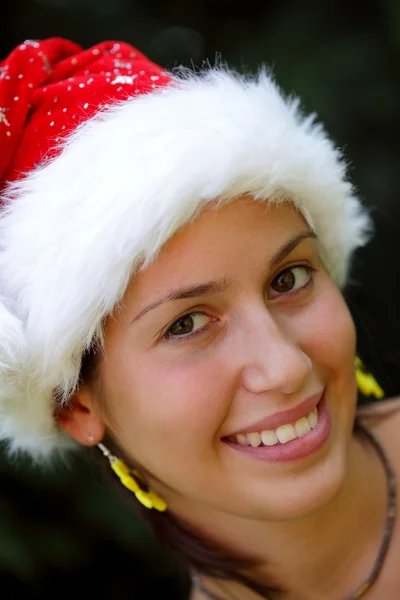 Szép karácsonyi lány egy Mikulás kalap portréja — Stock Fotó