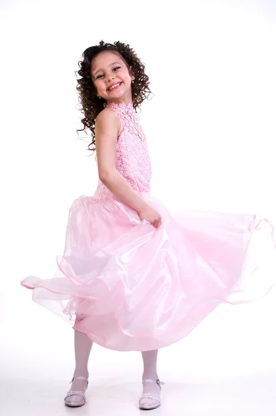 Mignonne petite fille dans une robe rose — Photo