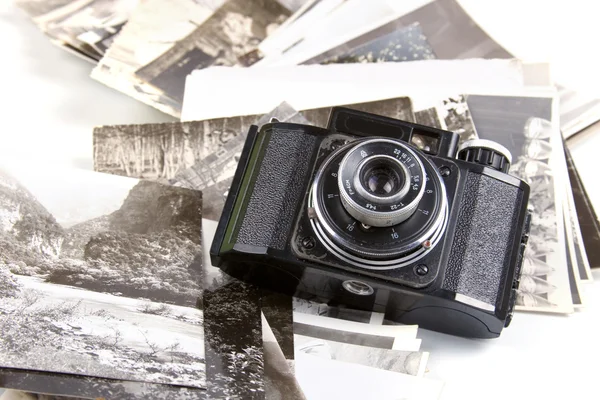 Старая камера и фотографии — стоковое фото