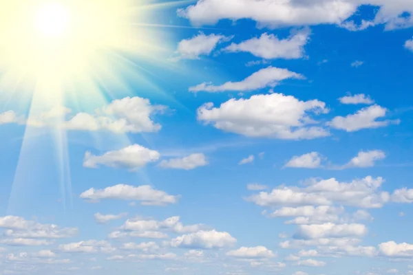 Strahlende Sonne und weiße Wolken, himmlische Landschaft — Stockfoto