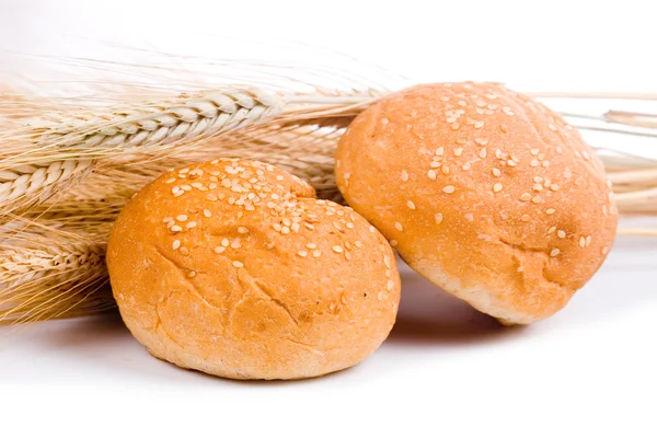 Färskt bröd med öron av vete — Stockfoto