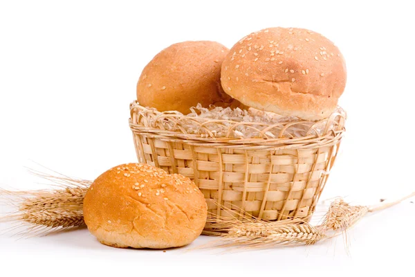 Pane fresco con spighe di grano — Foto Stock