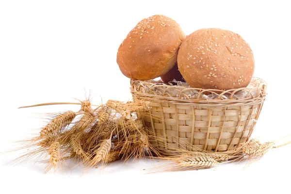 Pão fresco com espigas de trigo — Fotografia de Stock