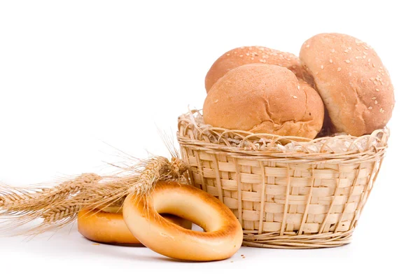 Pan fresco con espigas de trigo — Foto de Stock