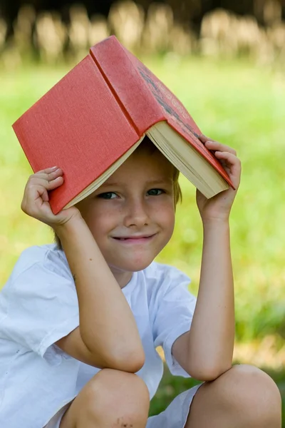 Lycklig pojke med en bok — Stockfoto
