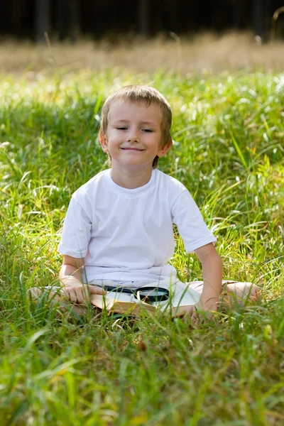 Lykkelig gutt på en sommerdag – stockfoto