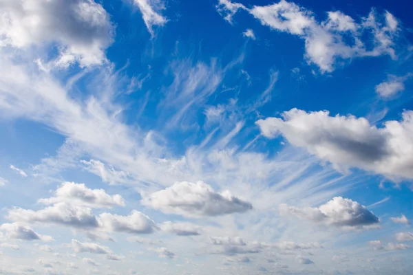 Cerul albastru și norii albi — Fotografie, imagine de stoc