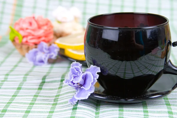 Cupcakes nos guardanapos verdes e chá — Fotografia de Stock