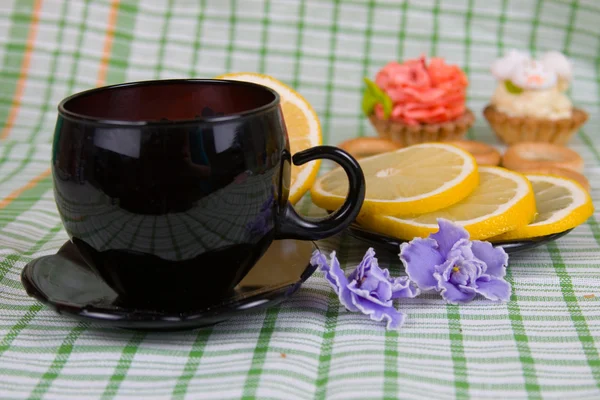 緑のナプキンとお茶のカップケーキ — ストック写真