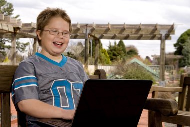 Gülümseyen Çocuk Bilgisayar Kullanıyor