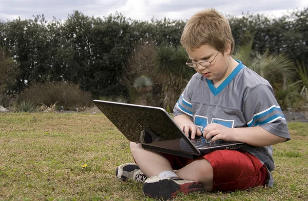 Pojke med en dator — Stockfoto