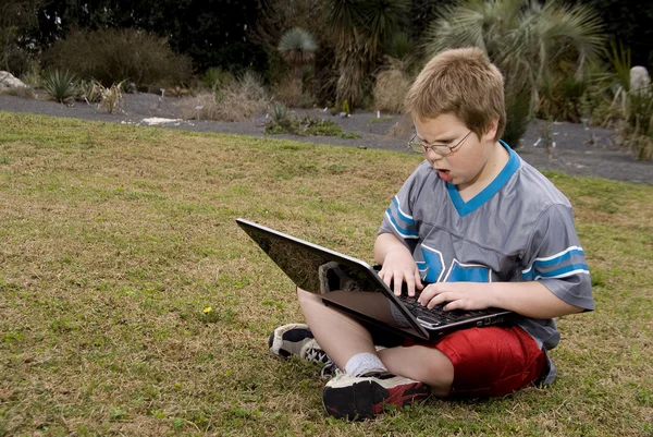Jongen met behulp van een computer — Stockfoto