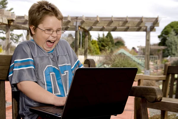 एक कंप्यूटर का उपयोग करते हुए मुस्कुराते हुए लड़का — स्टॉक फ़ोटो, इमेज