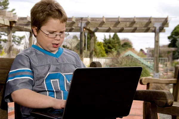 एक कंप्यूटर का उपयोग करते हुए मुस्कुराते हुए लड़का — स्टॉक फ़ोटो, इमेज