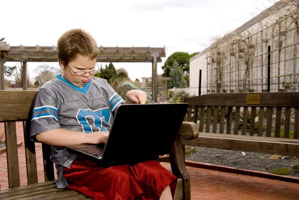 एक कंप्यूटर का उपयोग करने वाला लड़का — स्टॉक फ़ोटो, इमेज