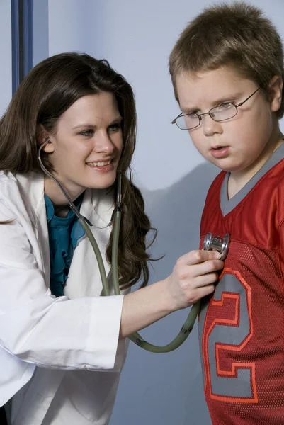Kobieta lekarz pediatra — Zdjęcie stockowe