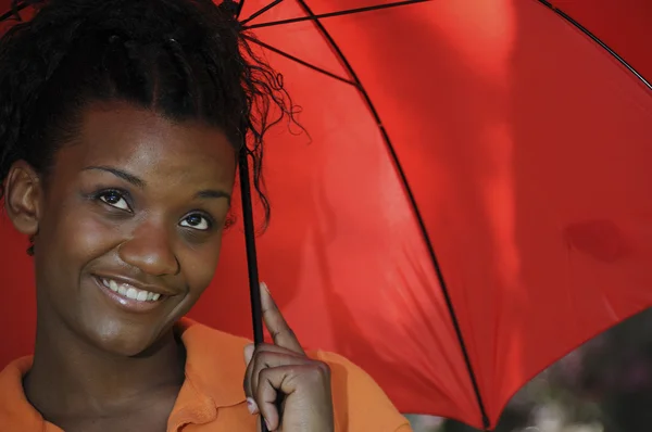 Μαύρη γυναίκα που κρατά μια ομπρέλα — Φωτογραφία Αρχείου
