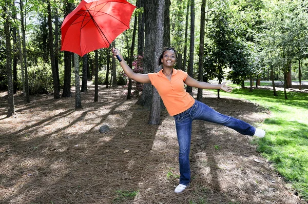 Svart kvinna som innehar ett paraply — Stockfoto