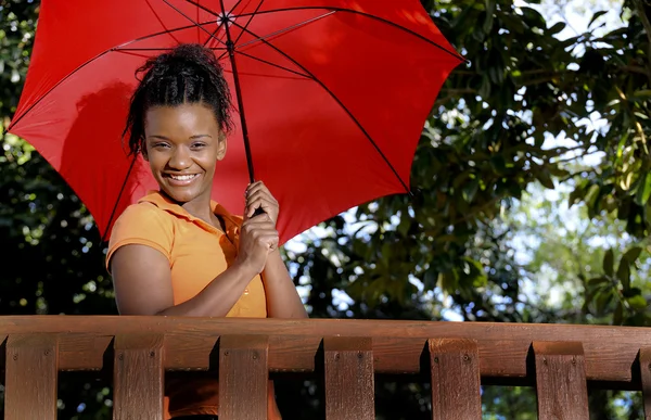 Черная женщина с зонтиком в руках — стоковое фото