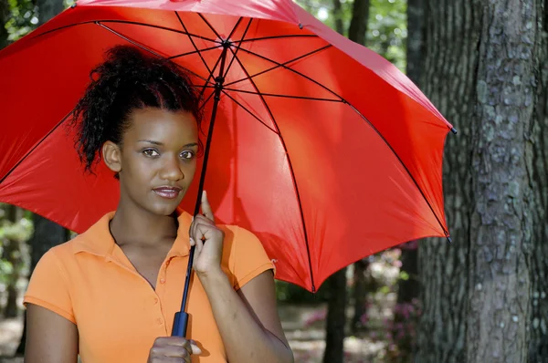 Egy esernyő tartó fekete női — Stock Fotó