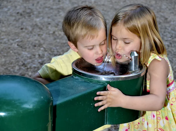 Kinder trinken Wasser — Stockfoto