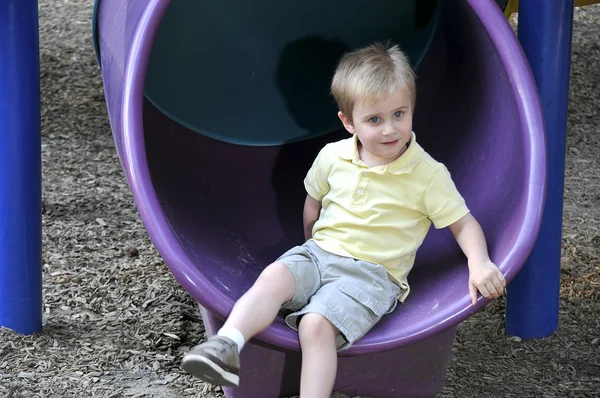 Мальчик на слайде — стоковое фото