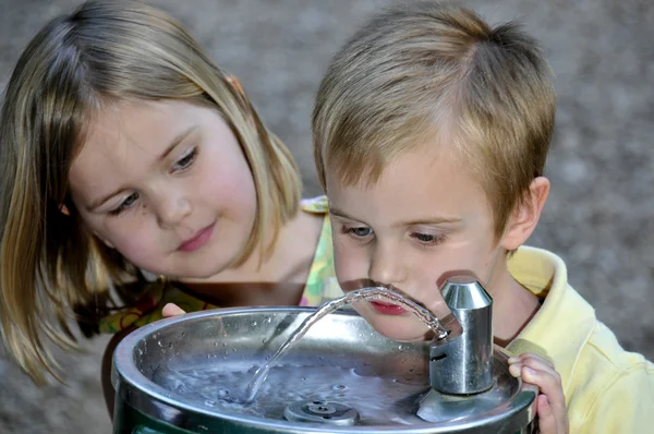 Menino bebendo água — Fotografia de Stock