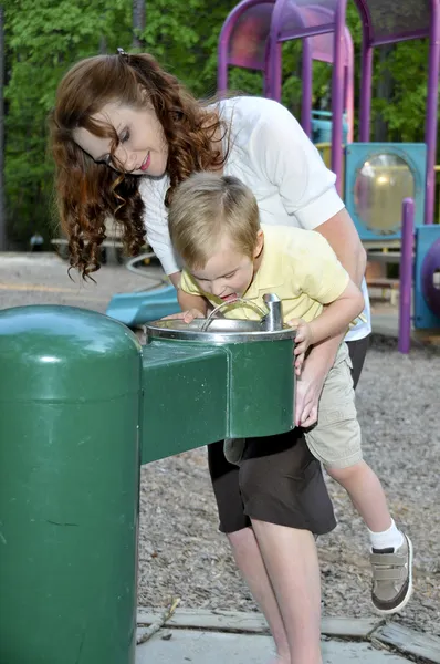 Mom and Son at a Water Fountain — Stock Photo, Image