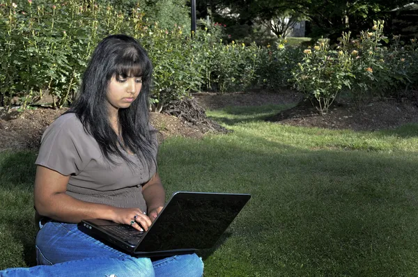 Žena používající počítač — Stock fotografie