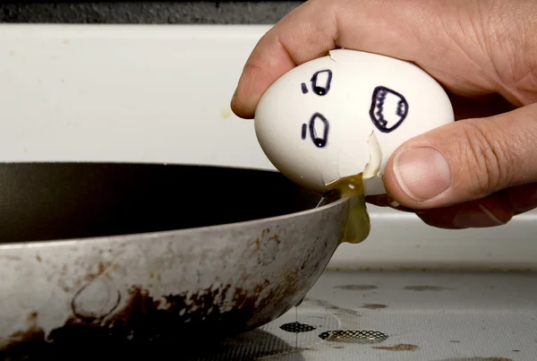 Rompere un uovo — Foto Stock