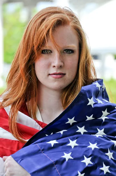 Kobieta owinięta w flagę — Zdjęcie stockowe