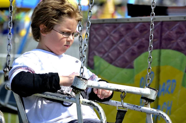 Αγόρι στο swing ride — Φωτογραφία Αρχείου