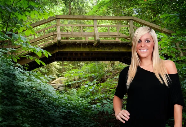 Mulher bonita sob uma ponte de madeira — Fotografia de Stock