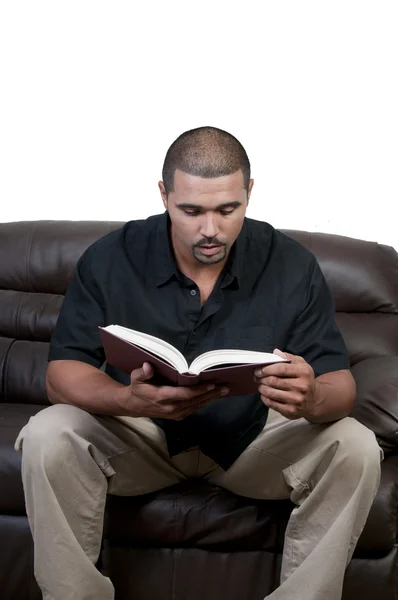 Чоловік читає книгу — стокове фото
