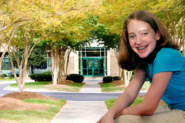 Girl at Office Building — Stock Photo, Image