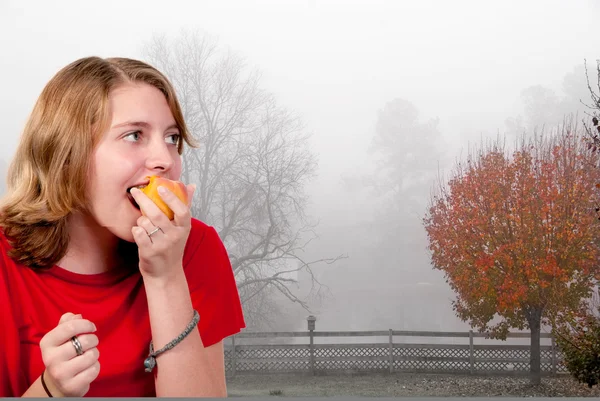 Äta en persika — Stockfoto