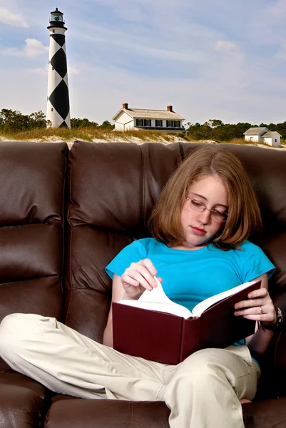 Έφηβος, διαβάζοντας ένα βιβλίο — Φωτογραφία Αρχείου