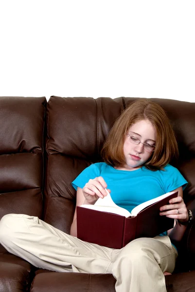 Adolescente che legge un libro — Foto Stock