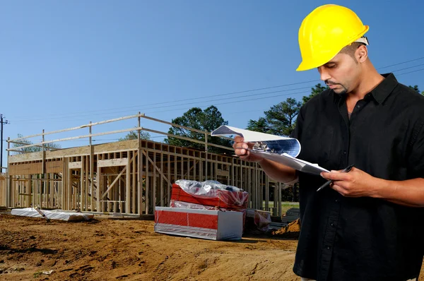 Trabalhador da construção com área de transferência — Fotografia de Stock