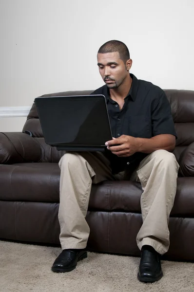 Muž používající počítač — Stock fotografie